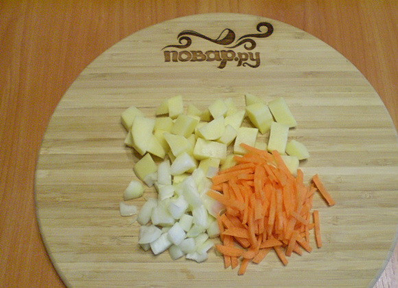 1. Этап. Рыбный суп для детей: 3. Все овощи мелко порезать, чтобы быстрее сварились.