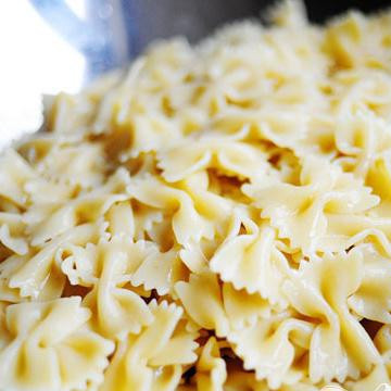 1. Этап. Паста салат с помидорами, цукини, и сыром Фета: Приготовьте макароны, слейте воду и дайте немного остыть. Переложите в миску.