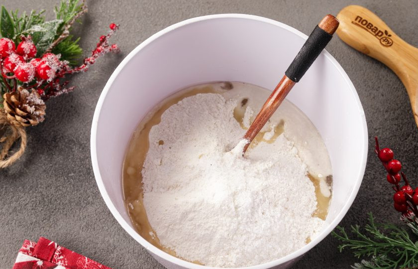 1. Этап. Новогодние пирожки Змейки: Добавьте два стакана муки, соль и растительное масло.