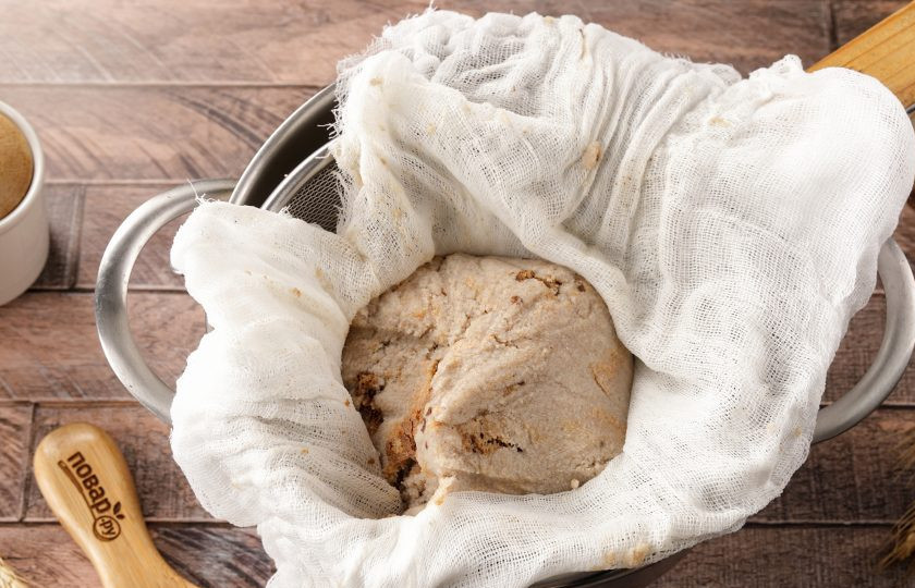 1. Этап. Квас Натуральный: Квас я процеживаю через два куска марли, а гущу оставляю для следующей партии.