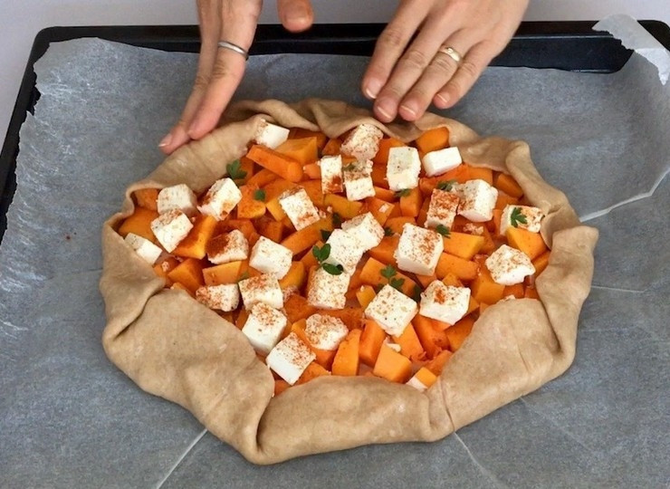 1. Этап. Отрубная галета с тыквой и фетой: На йогурт положите кусочки мякоти тыквы и феты, посыпьте сверху солью, паприкой, петрушкой, оформите бортики галеты.