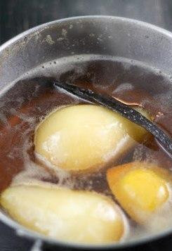 1. Этап. Медовые груши в слоеном тесте: Груши помыть. Снять с них кожицу (плодоножку оставьте!). Затем в кастрюлю налейте 4 стакана воды, поставьте на средний огонь. Засыпьте в кастрюлю сахар и мед. Постоянно помешивая, доведите до кипения. Затем добавьте в кастрюлю груши, стручок ванили, палочку корицы, гвоздику и половину лимона. Груши варите до готовности (проверять мягкость вилкой). Время варки может занять от 20 до 40 минут, в зависимости от спелости груш.