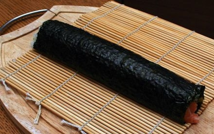 1. Этап. Суши Роллы Маки: 5. Скрутите ролл, хорошо уплотните деревянным ковриком. Через время порежьте суши.