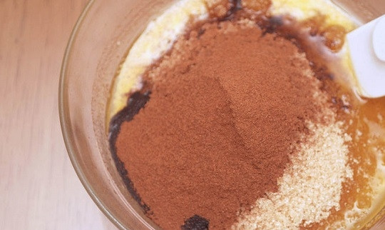 1. Этап. Улитки с корицей: 4. А тем временем можно сделать начинку. В глубокой мисочке соедините растопленное сливочное масло, корицу и коричневый сахар. Также в рецепт приготовления улиток с корицей можно использовать орешки или изюм, например. Все перемешайте.