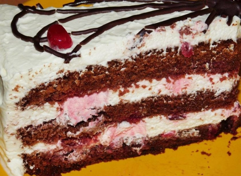 1. Этап. Шоколадно-вишневый торт со сливками: Торт поставьте в холодильник на несколько часов, чтобы он пропитался. Приятного чаепития!