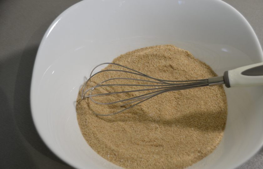 1. Этап. Яичница в блинах: Перемешайте сухую смесь.