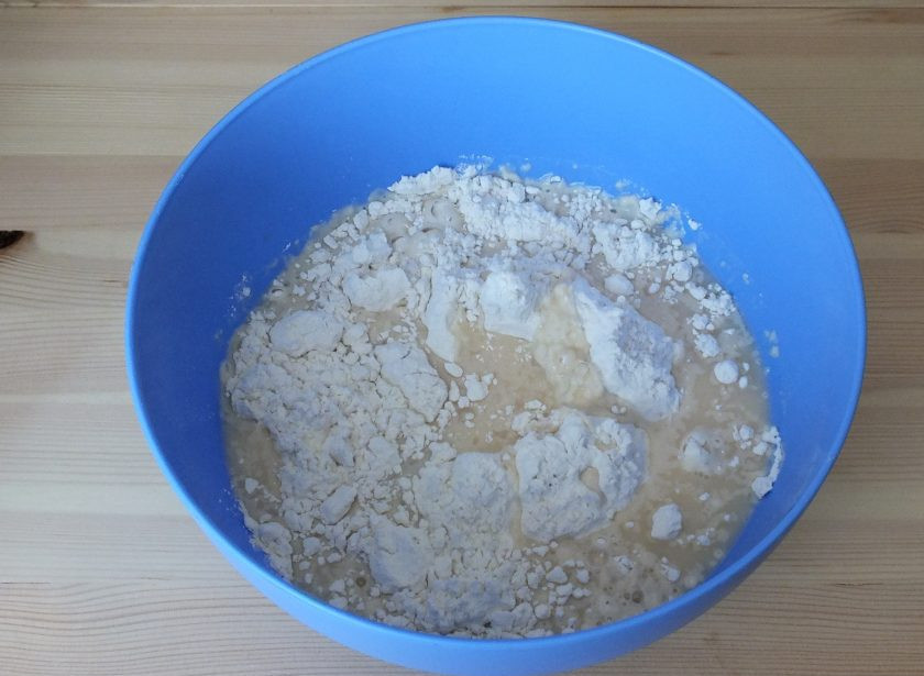 1. Этап. Бурма с мясом в духовке: В чашу просейте муку и добавьте воду с яйцом.