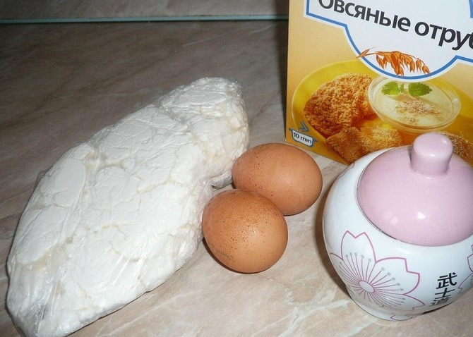 1. Этап. Творожная запеканка с отрубями: 1. Этот рецепт приготовления запеканки очень простой. Нам понадобится кефир, яйца, отруби и сахар. Заметьте, здесь нет никакой муки.