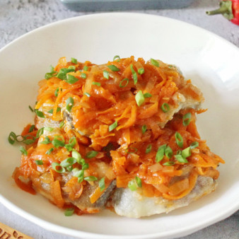 Минтай под маринадом из моркови и лука