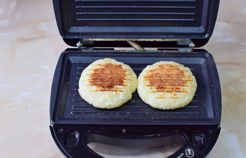 1. Этап. Сырники в мультипекаре: Сырники увеличились в размере и подрумянились. Переложите их на тарелку.