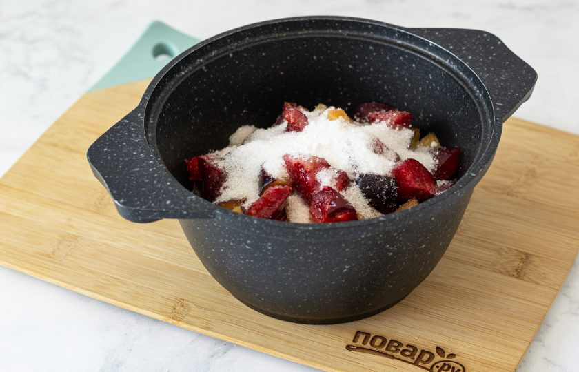 1. Этап. Яблочное пюре со сливами на зиму: Добавьте сахар и лимонную кислоту. Доведите до кипения на среднем огне. Проварите фрукты 20-30 минут до мягкости.