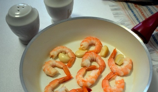 1. Этап. Крем-суп из поленты с креветками: Пока варится полента, занимаемся креветками. Растопим на сковороде сливочное масло, около минуты прогреем в нем зубчики чеснока, благодаря чесноку масло получит приятный чесночный вкус и аромат, который в дальнейшем передаст креветкам. Очищенные креветки обжариваем на медленном огне около 5 минут. Присаливаем.