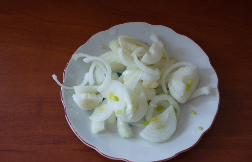 1. Этап. Картофельное рагу с мясом: Репчатый лук нарезать полукольцами тонко.