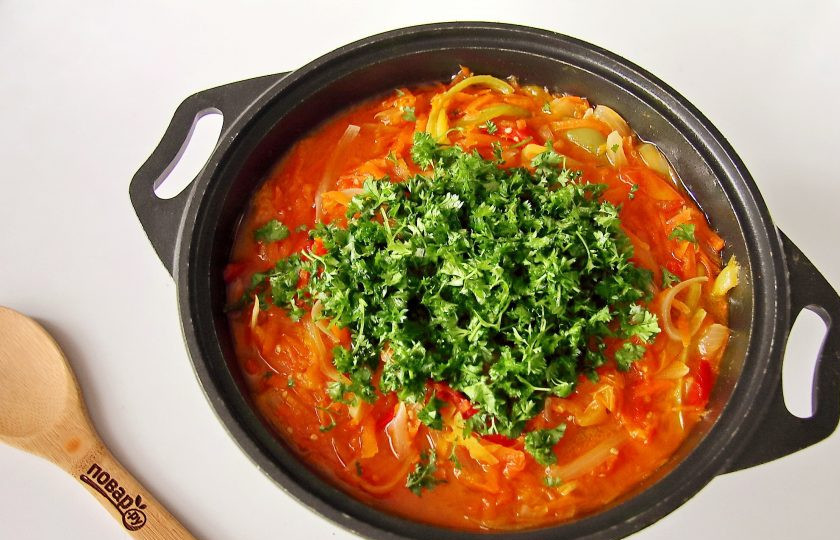 1. Этап. Лечо с петрушкой на зиму: Затем добавляем измельченную петрушку и уксус. Продолжаем готовить еще 5 минут.