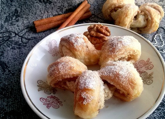 1. Этап. Булочки с корицей без дрожжей: Запекайте булочки 25-30 минут до румяной корочки. При желании посыпьте булочки сахарной пудрой. Приятного чаепития!
