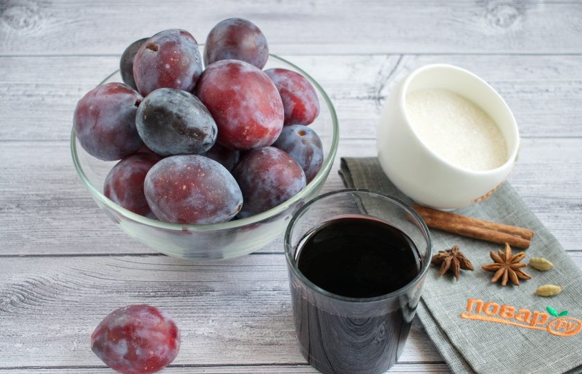 1. Этап. Желе из запеченных в вине слив на зиму: Сливы вымойте.