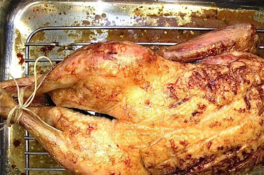 1. Этап. Запеченная утка в духовке: 5. Постепенно запекайте утку до румяности.