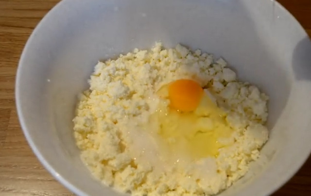 1. Этап. Ажурные блинчики на дрожжах: 5. Для начинки смешайте творог, сахар и яйца, перетрите.