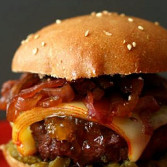 Чизбургер с луковым джемом