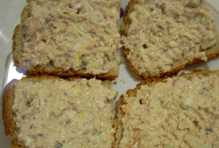 1. Этап. Бутерброды с паштетом и огурцом: Ломтики хлеба немного обжариваем на сухой сковороде и смазываем их приготовленным паштетом.