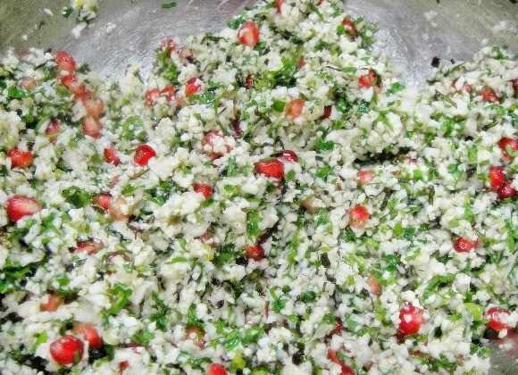 1. Этап. Салат с цветной капустой и гранатом: 5. Тщательно перемешайте — и можно подавать салат с цветной капустой и гранатом к столу. Приятного аппетита!