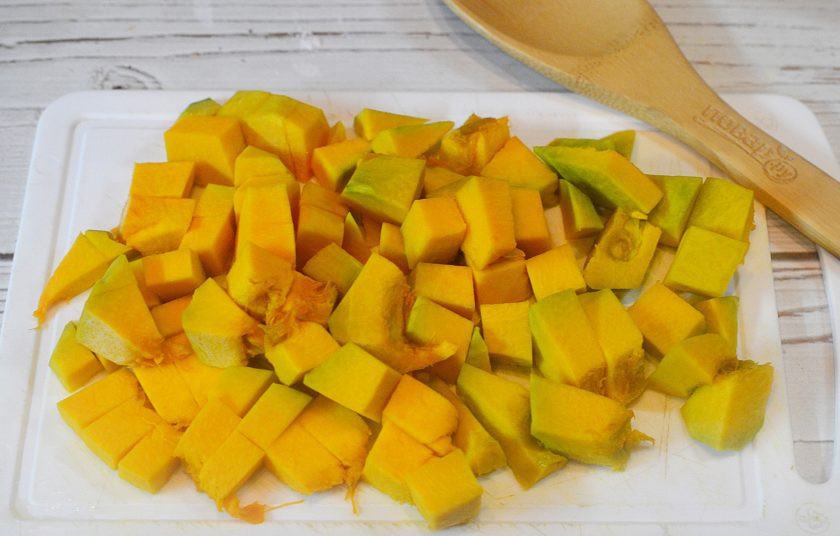 1. Этап. Варенье из тыквы с апельсином: 1. Тыкву почистите и нарежьте кубиком.