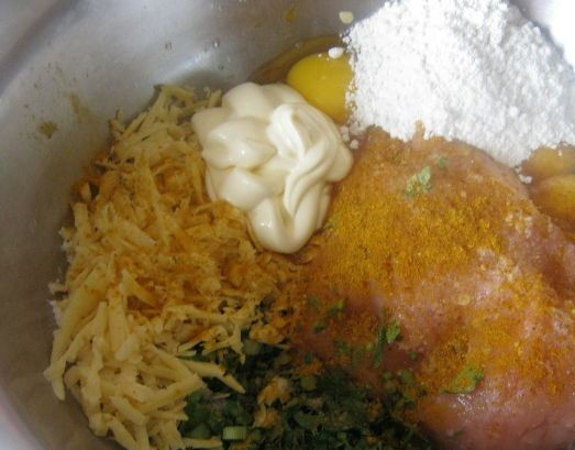 1. Этап. Второе из фарша: В куриный фарш вбиваем яйца. Добавляем соль, перец, зелень, муку, сметану и специи.