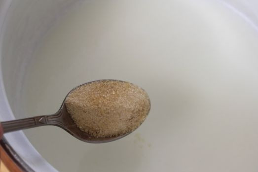 1. Этап. Десерт на ужин: Убираем молоко с огня, добавляем в него быстрорастворимый желатин. Тщательно размешиваем, чтобы желатин полностью растворился. Отставляем пока в сторонку - пусть остывает.