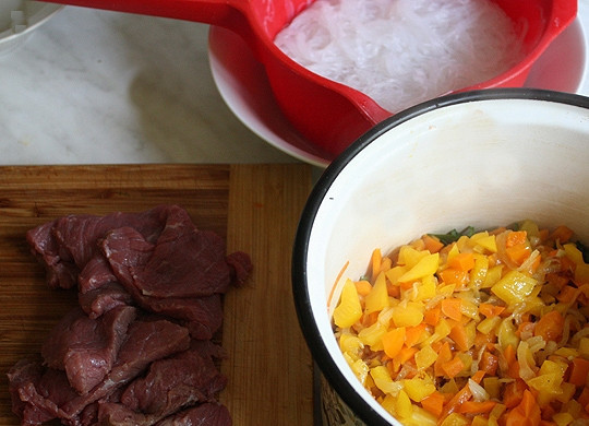 1. Этап. Фунчоза с болгарским перцем: Мясо нарезаем тонко.