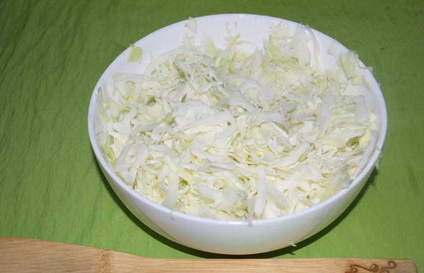 1. Этап. Пирог с капустой и овощами: Тонко нашинкуйте капусту белокочанную.