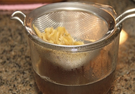 1. Этап. Жиросжигающий напиток из имбиря: Снимите с огня, процедите. Добавьте сок лимона, мед и специи по желанию.