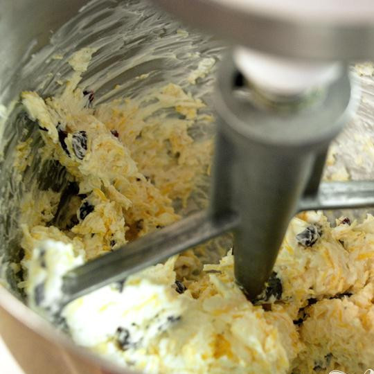 1. Этап. Сырный шар: Перемешивайте хорошенько, до однородной массы.