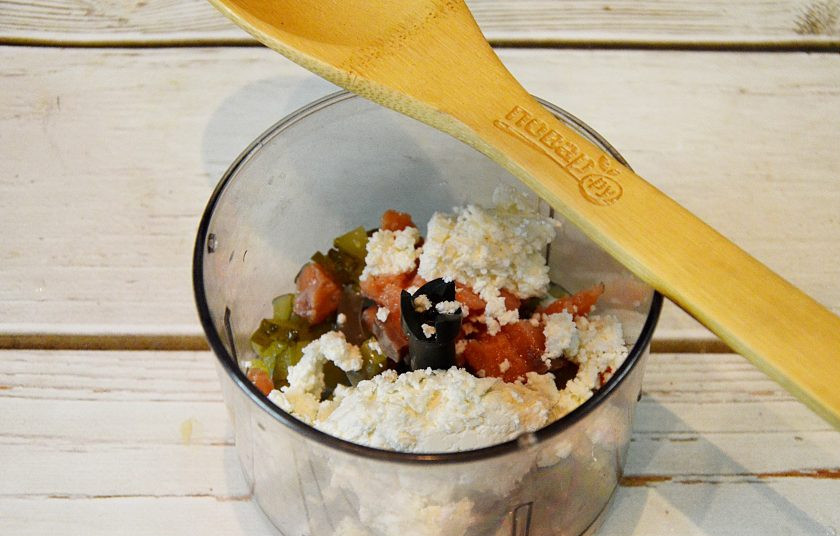 1. Этап. Рийет из горбуши: 1. В чашу блендера положите половину рыбы, половину огурца, чеснок и творог.