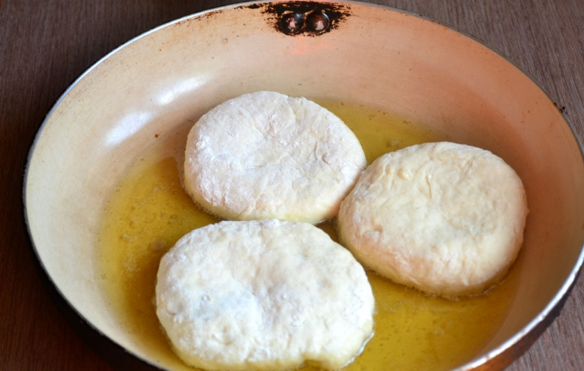 1. Этап. Беляши с мясом: Обжаривайте беляши в хорошо разогретом подсолнечном масле на медленном огне по 5-7 минут с каждой стороны.