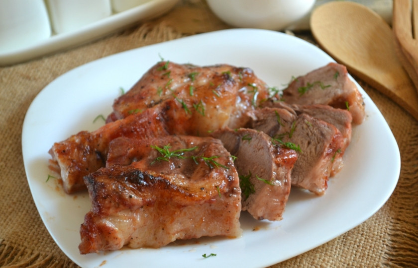 1. Этап. Вкусное мясо в духовке: Вкусное мясо в духовке готово. Его можно подавать к любому гарниру, а можно порезать на тонкие слайсы и подать в качестве закуски. Выбор за вами. Приятного аппетита!