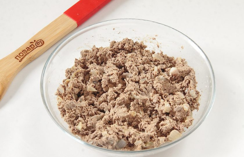 1. Этап. Тыквенные рулетики с печенью: Добавьте 1-2 ст. л. сметаны и перемешайте. Начинка готова.