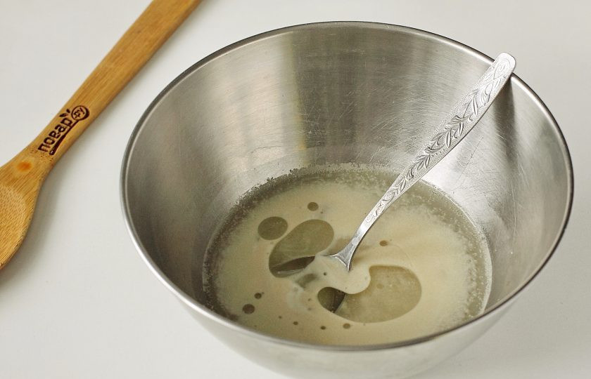 1. Этап. Дрожжевые пышки на сковороде: Добавьте соль и масло.