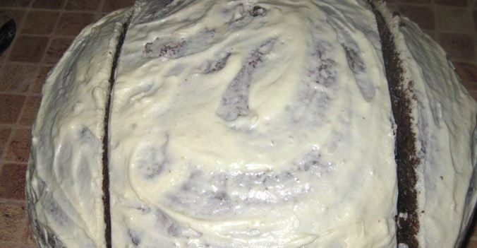 1. Этап. Торт на день рождения мальчику: Перемазываем коржи кремом, обмазываем верх и бока и оставляем торт в холодильнике минут на 30. Итак, крем застыл, и мы приступаем к формированию каркаса машины. Обрезаем боковины торта.