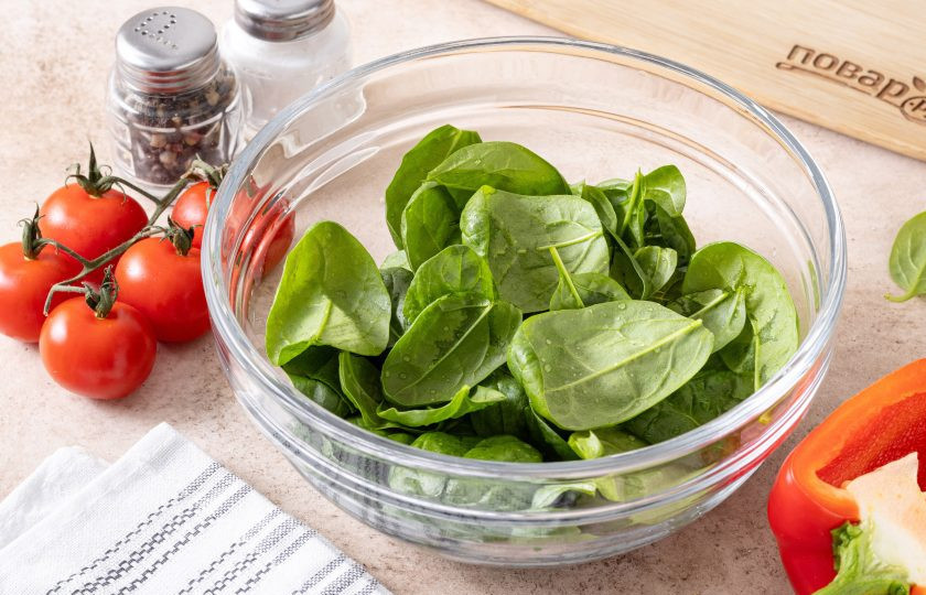 1. Этап. Салат со шпинатом и перцем: Шпинат промойте и обсушите. Переложите в глубокую миску.