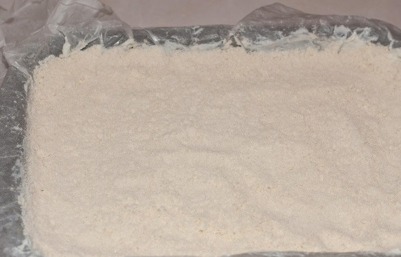 1. Этап. Пирог Крошка: На дно выложите половину теста. Затем — слой начинки и оставшуюся часть теста.