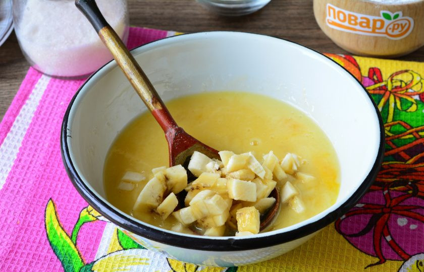 1. Этап. Кекс с черешней и бананом: Добавьте в тесто нарезанную кубиками мякоть банана.