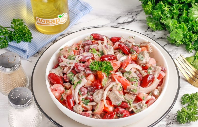 1. Этап. Салат из говядины и консервированной красной фасоли: Подайте салат из говядины сразу же к столу или дайте ему пропитаться всеми ароматами и вкусами в холодильнике около 30 минут.