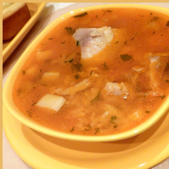 1. Этап. Суп из сома: Залейте бульоном. Сома разберите на мясо и косточки, и кусочки мяса выложите в суп. Вот так просто можно приготовить потрясающий суп из сома.