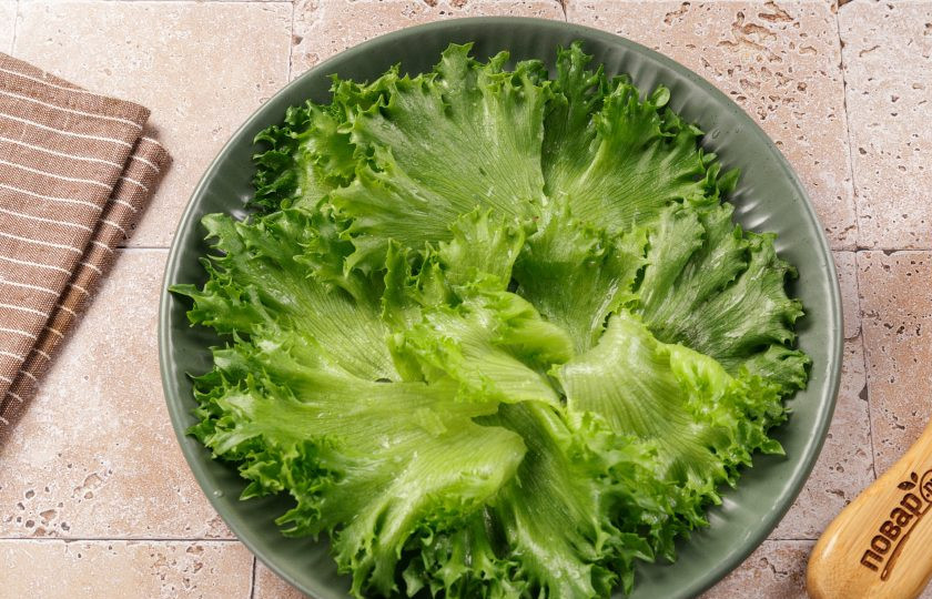 1. Этап. Салат с сыром, помидором и соевым соусом: Листья салата промойте и обсушите. Нарвите руками и выложите на тарелку.