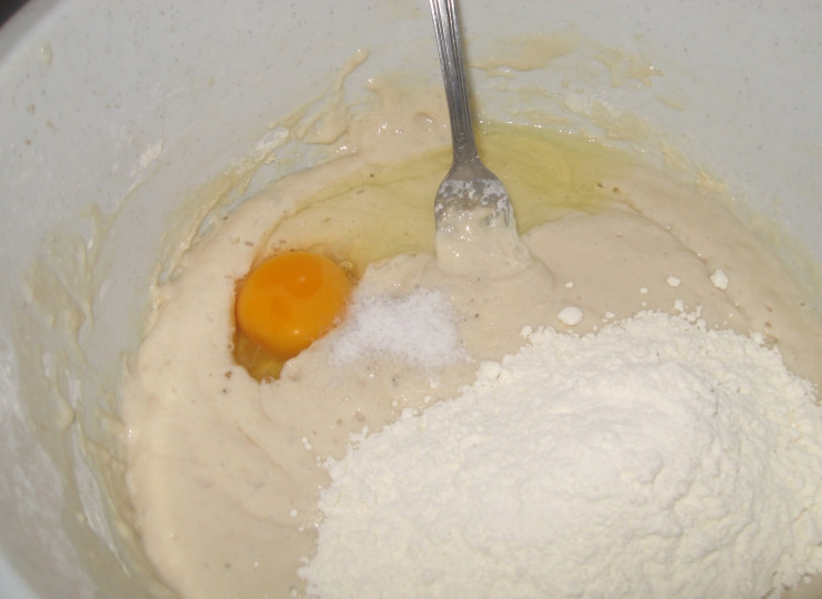 1. Этап. Тесто для жареных пирожков: Затем замесите остальные ингредиенты, муки столько, сколько возьмет само тесто. Оставьте на час.