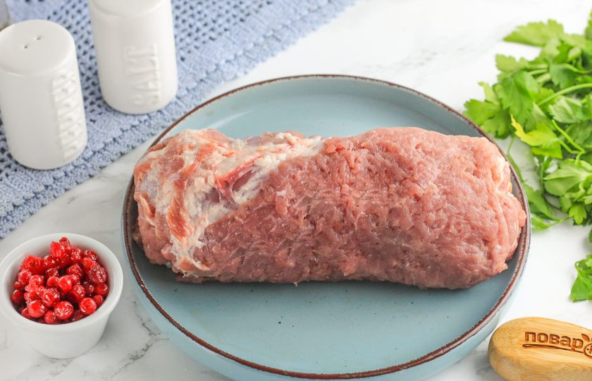 1. Этап. Мясной рулет с брусникой в духовке: Закрутите мясо в рулет, подворачивая края внутрь, чтобы ягодный сок не вытек при запекании.