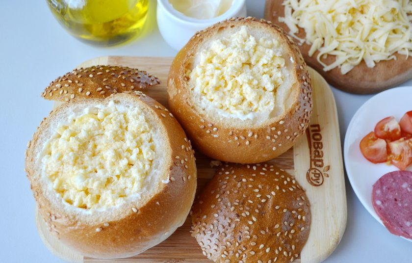 1. Этап. Булочки, фаршированные омлетом, на завтрак: Разложите омлет, утрамбуйте немного.