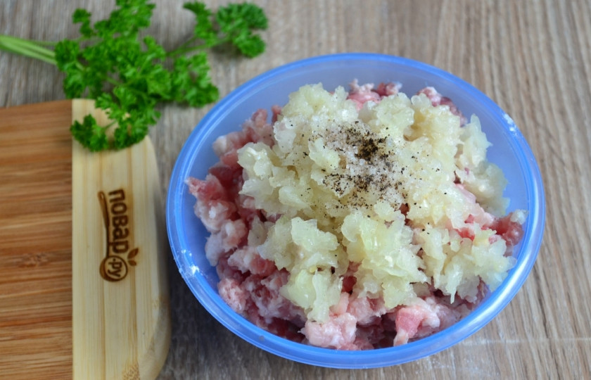 1. Этап. Чебуреки классические: Первым делом приготовьте фарш. Для этого мясо пропустите через мясорубку (я советую готовить фарш только самостоятельно), добавьте к нему измельченный в той же мясорубке или в блендере лук, посолите и поперчите. Хорошенько вымесите массу руками.