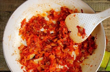 1. Stage. Cabbage soup with stomachs and beans: Dice the onion, grate the carrots on a coarse grater and fry until soft in vegetable oil. At the end, add the tomato paste and cook for another minute.