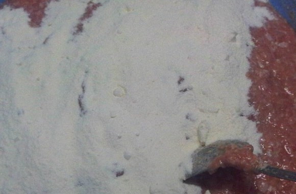 1. Этап. Купаты в аэрогриле: 4. Фарш для купат должен быть жидковатым (и напоминать жидкое тесто). Теперь добавьте сухое молоко. Хорошо перемешайте.